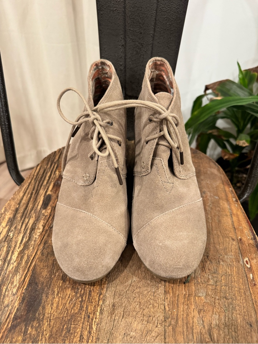 TOMS Womenโs Size 10 Taupe Suede Wedge Lace Up Ankle Booties